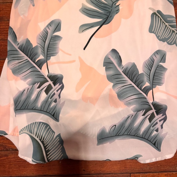 Embrace a tropical vibe with this stylish mini dress featuring a vibrant leaf pr - Picture 3 of 5